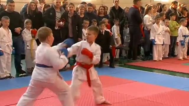 На первенстве ДЮСШ по каратэ выступили спортсмены-новички смотреть онлайн