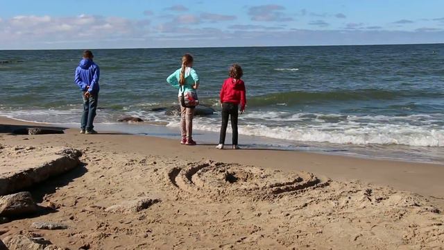 Балтийское море Светлогорск дети убегают от волн. Children playing with seawaves. смотреть онлайн