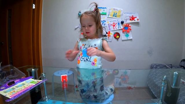 Маленький подарочек, что внутри?Даша открывает маленький подарок. смотреть онлайн