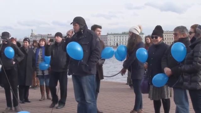 Акция Light It Up Blue в Петербурге. 500 синих шаров в небе смотреть онлайн