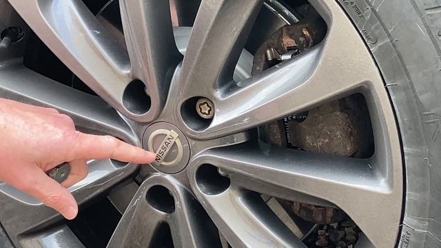 Torquing wheel nuts (or bolts) Nissan Qashqai J10 смотреть онлайн