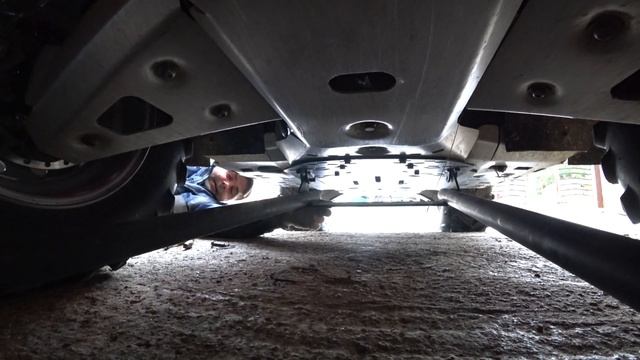 Ровняем щебень квадроциклом с отвалом смотреть онлайн