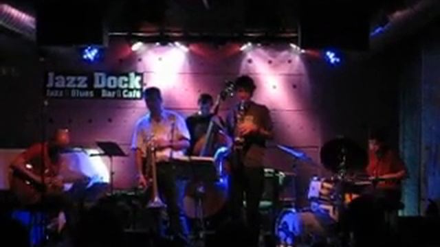 UnknownArtistTrio feat. Miro Tóth (alt sax), Michal Motýľ (bass trombone) - Dubik смотреть онлайн