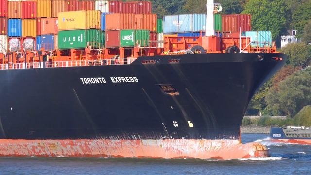 HUGE CONTAINER SHIP 