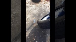 Как надевать резину на диск в домашних условиях или в дорогу если под рукой нет никакого инструмент