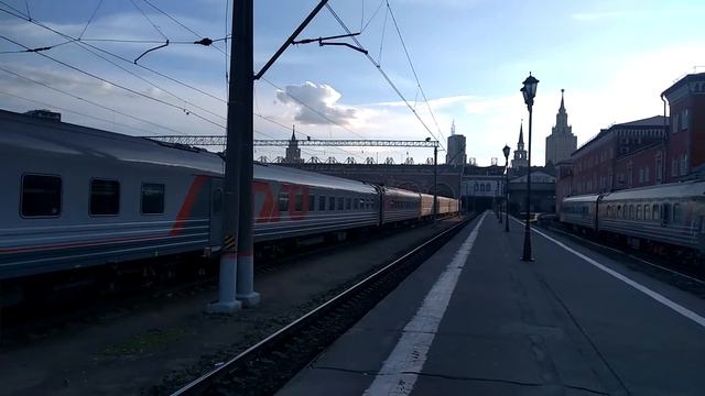 ЭП2К-356 с пассажирским поездом отправляется с Казанского вокзала. смотреть онлайн