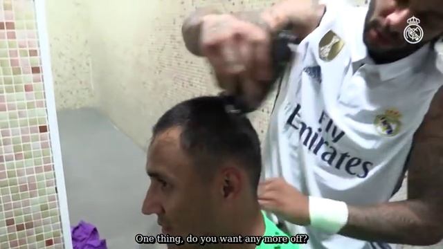 ??? Marcelo shaves Keylor Navas' head! смотреть онлайн