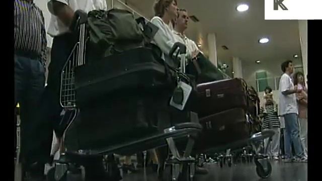 1990s Busy Gatwick Airport, London смотреть онлайн