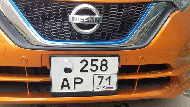 Квадратный номер спереди на Nissan Note e Power HE12. На нее можно. смотреть онлайн