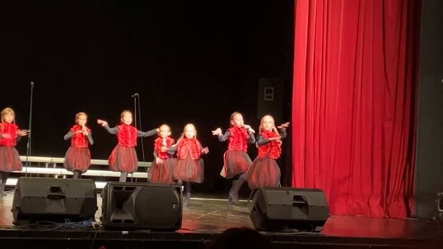 Мюзикл "Жила была девочка". Божьи коровки смотреть онлайн