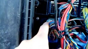 Как "прикурить" Mercedes Actros без доступа к аккумуляторам.