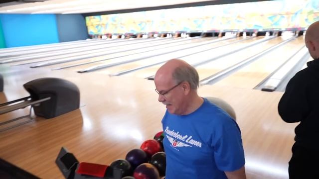 We Taught 32 STRANGERS How To Bowl! смотреть онлайн