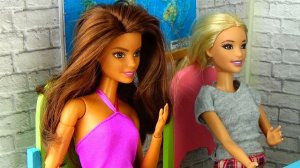 СОРЕВНОВАНИЯ В ШКОЛЕ Барби между классами . Игры в куклы Barbie - Школьный кабинет