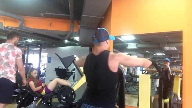 Упражнение на заднюю дельту в тренажере. смотреть онлайн