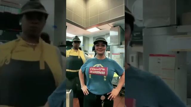 Умеет смотреть онлайн