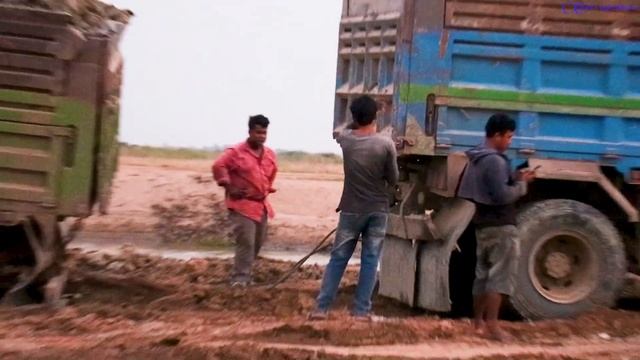 "What Happens When a Truck Gets Stuck in Mud and Catches Fire? You Won't Believe It!" смотреть онлайн