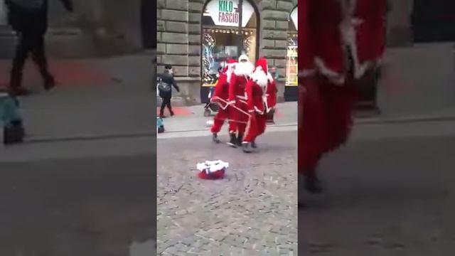 Танец не двух Санта Клаусов смотреть онлайн