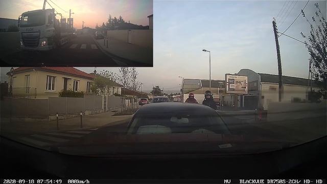 Accrochage entre une Audi et Tesla Model X vue Arrière Blackvue DR750S 2CH смотреть онлайн