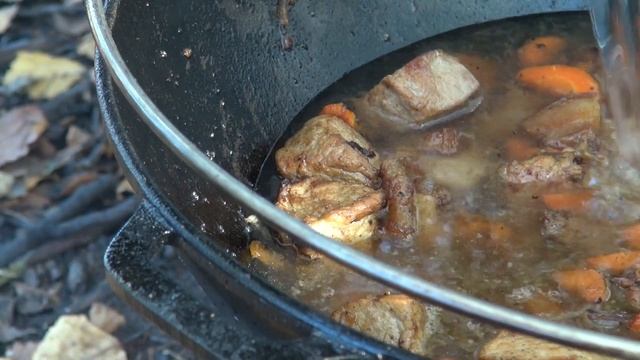 Козацький куліш в казані на вогні смотреть онлайн
