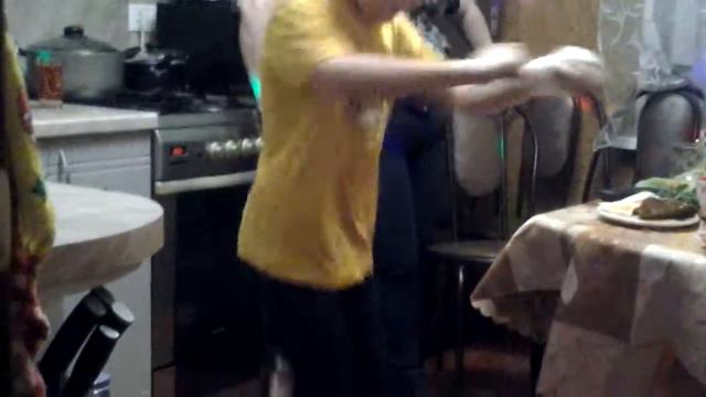 Тони старк в первый раз таннцует перед всеми смотреть онлайн