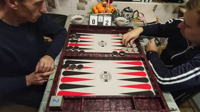 Отец с сыном играют в короткие нарды | #Backgammon смотреть онлайн