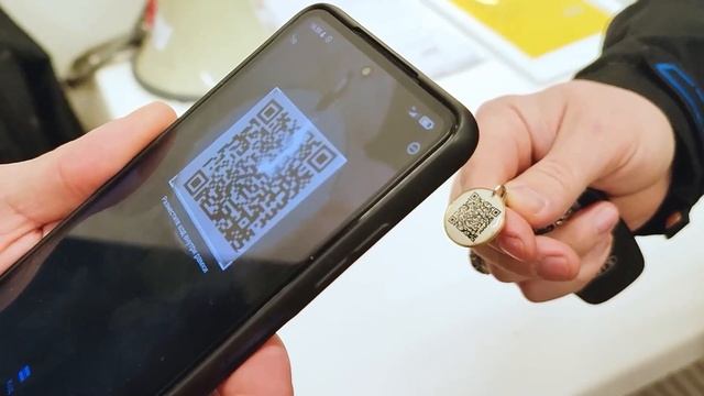 Брелок с QR-кодом смотреть онлайн