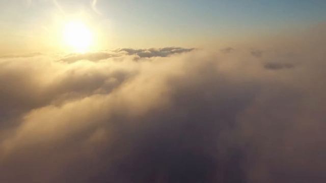 DJI Phantom над облаками, внизу вулкан Карабетова смотреть онлайн