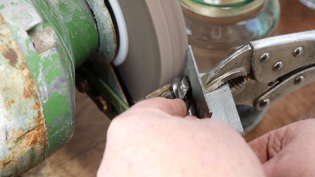 Freehand sharpening HSS drill bits on a bench grinder смотреть онлайн