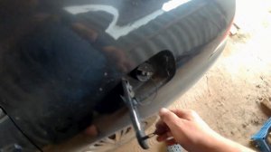 Не открывается лючёк бензобака на митцубиси лансер 9