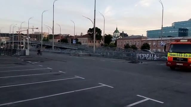 Вид на Гаванский мост с улицы Набережно Крещатицкой. Прогулки по Киеву. смотреть онлайн