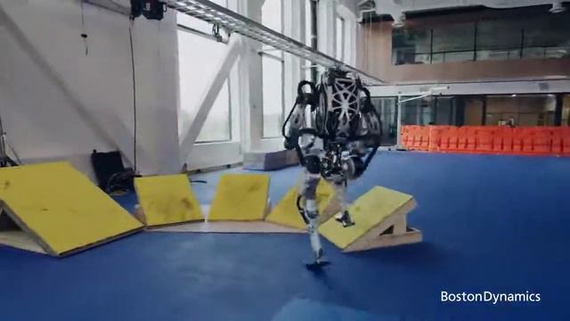 🤖 РОБОТЫ Boston Dynamics прыгают лучше людей! 🦾 Эти терминаторы неплохо так паркурят! 🦿
