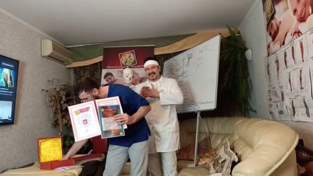 Награждение выпускников, вручение дипломов и сертификатов. Обучение мануальной терапии у Гудвина. смотреть онлайн
