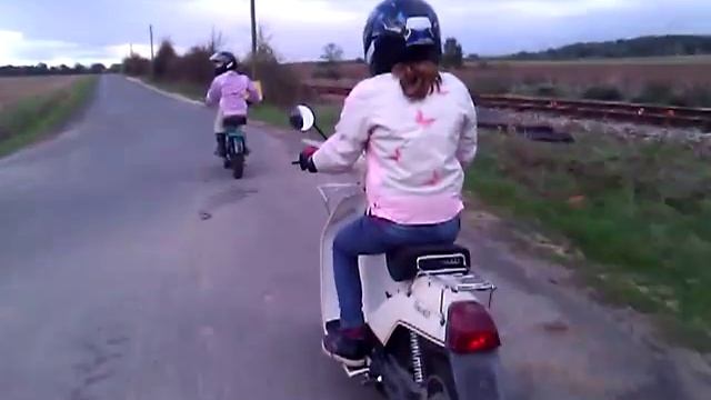 Ballade en Benelli Motorella et scooter Benelli 50 cc смотреть онлайн