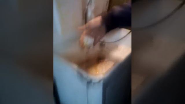 сейчас будем давить яйцо одной рукой