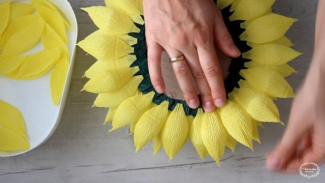 DIY что подарить учителю на 1 сентября? Подсолнух из конфет. Candy sunflower // Творческое место смотреть онлайн