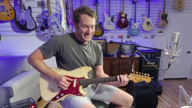 Playing John Lennon's 1963 Fender Duo-Sonic. смотреть онлайн