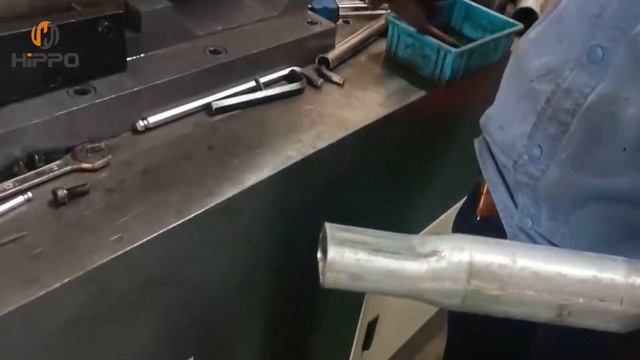 Машина для формовки концов труб превращает круглую трубу в овальную смотреть онлайн