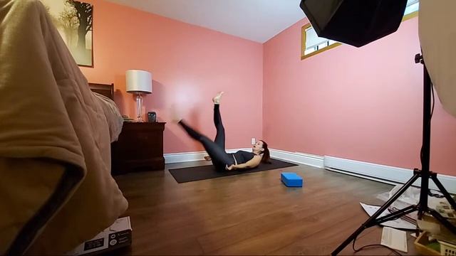 Core Yoga with Airplane Jane- 22 MINS смотреть онлайн