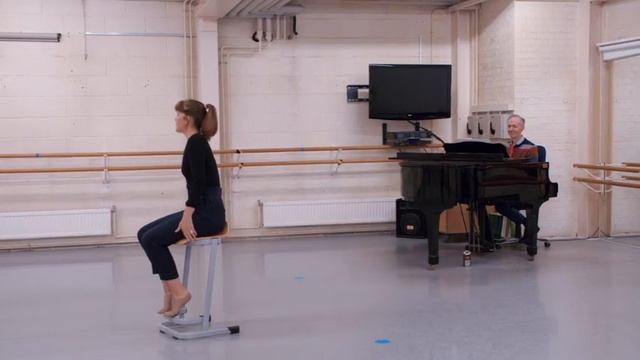Dame Darcey Bussell, Royal Academy of Dance President, coaching Anya Mercer смотреть онлайн