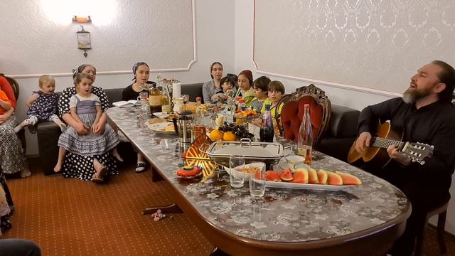 Христианская песня. Благодарим Тебя Господь... Fam. Yalovskiy смотреть онлайн