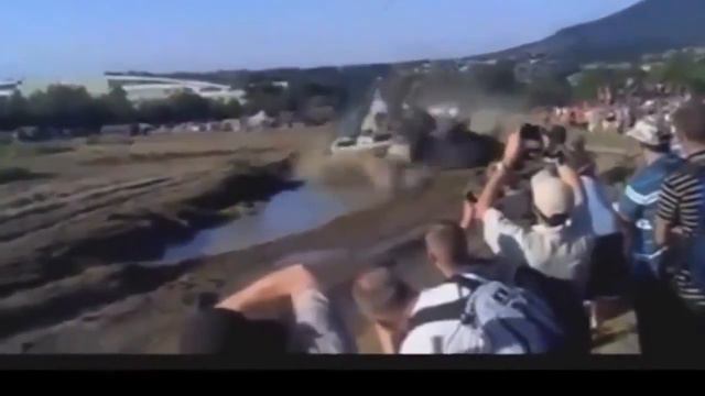 Приколы Самое смешное видео Прикольное видео Танк облил грязью смотреть онлайн