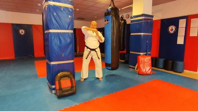 Шаг тринадцатый. Постановка дугообразного удара кулаком в сторону 