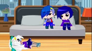 Три обезьянки прыгали в кроватке, одна упала и набила шишку...