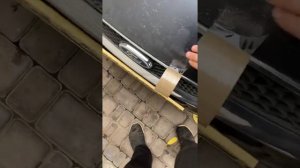 Лайфхак, удаление облезшего лака с авто при помощи скотча.