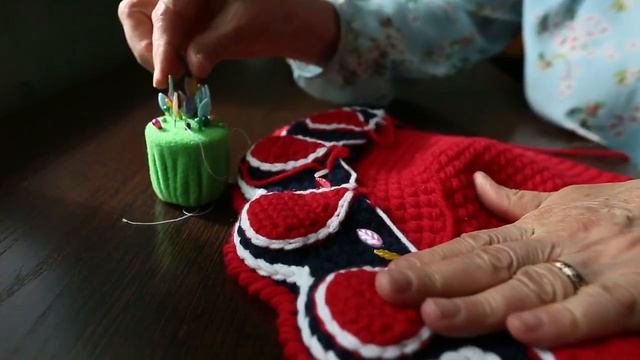 Шапка рулит! История мастерской по вязанию прикольных шапjr смотреть онлайн