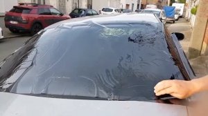 Клею пленку на заднее стекло автомобиля