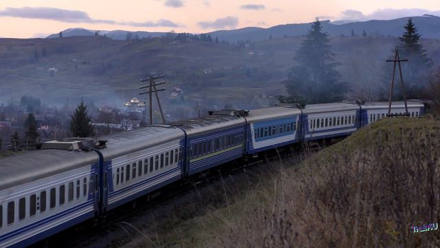 🚆2ТЭ10М глубокой осенью под заснеженным Петросом | Diesel locomotive 2TE10M-2421 in Lazeshina смотреть онлайн