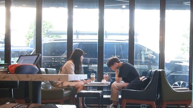 힘들어하는 애인을 본 여자친구의 반응 смотреть онлайн