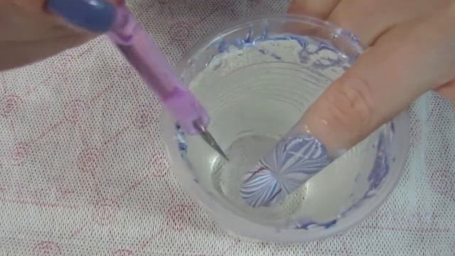 White & Lilac water marble tutorial/Бело-сиреневый водный маникюр смотреть онлайн