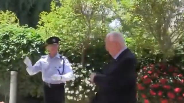 Президент Израиля приветствует оркестр полиции смотреть онлайн